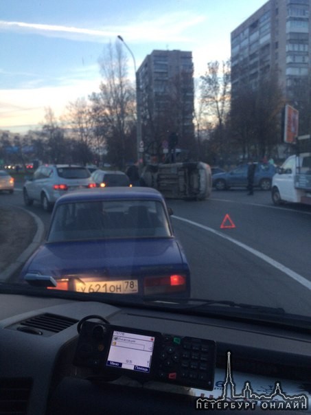 На круге Энергетиков и шоссе Революции столкнулись 2 машины, Opel потерял заднее колесо, а вторая п...
