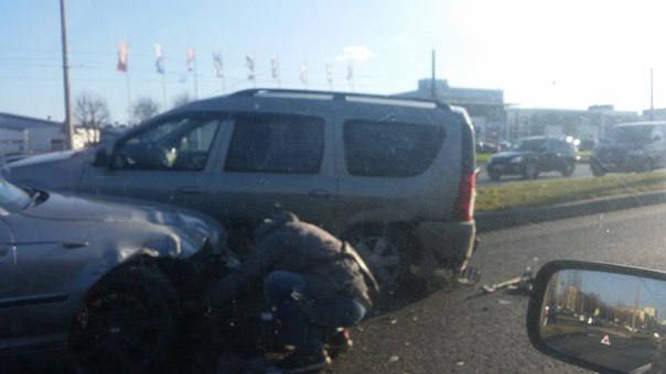 На Руставели напротив Toyota-центра (Руставели 31а) европеец на BMW забодал Ларгус. Занят левый ряд ...