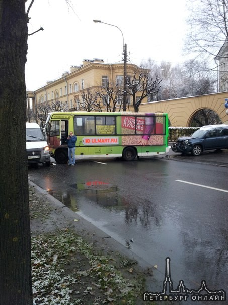 Пушкин. Ленинградская у вокзала. Объезд по тратуару.