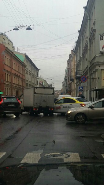 На Казанской ул.41 прижали морду такси "везёт"