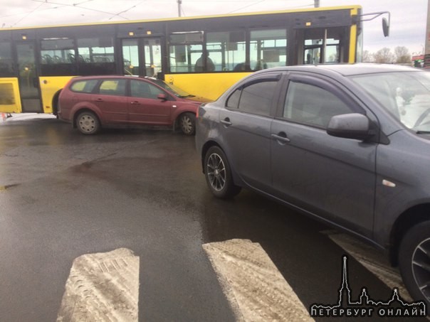 У метро Старая Деревня Автобус притер Ford, ждут полисменов )