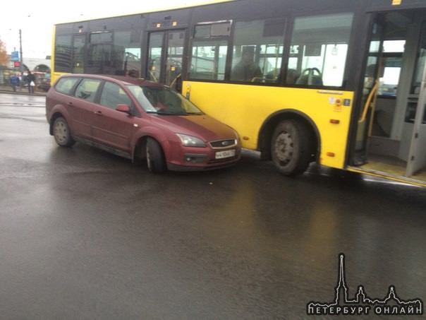 У метро Старая Деревня Автобус притер Ford, ждут полисменов )