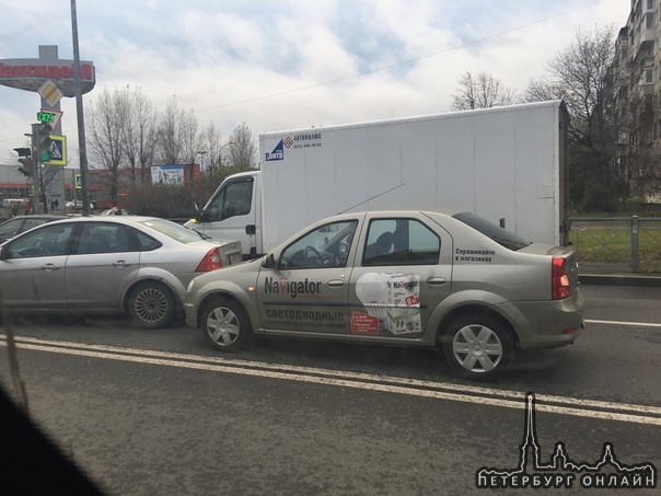 Авария на Искровском проспекте перед поворотом на Тельмана, служб нет, пробка собирается.