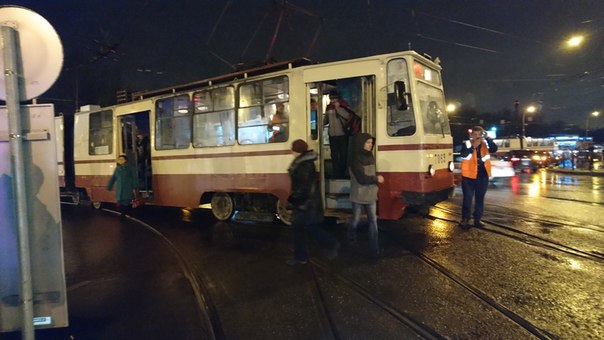 Трамвай сошёл с рельсов при повороте с Коллонтай на Дальневосточный ..