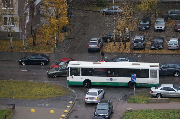 Неаккуратно выехал со двора на Кржижановского 8