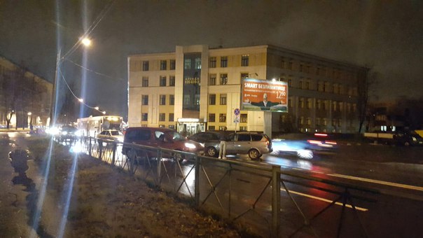 Полюстровский 32, около рынка. В сторону Пискаревки не проехать. Объезд по встречке.