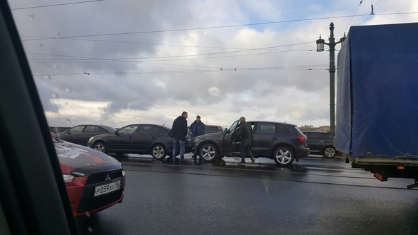 На Литейном в сторону центра. Водитель Audi в шапке ведёт себя очень агрессивно, толкает водителя та...