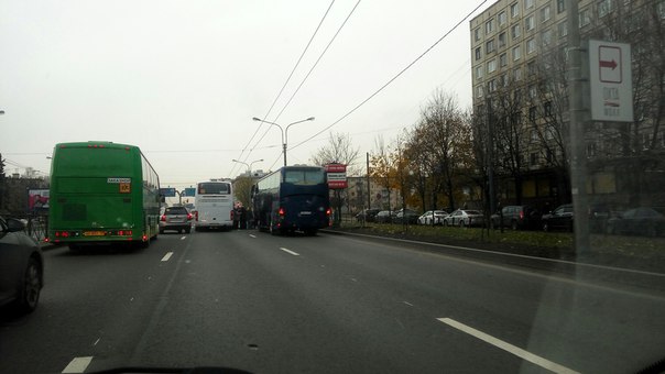 На Косыгина (в сторону Новочеркасской около БУФФа) 2 автобуса, заняли 2 полосы