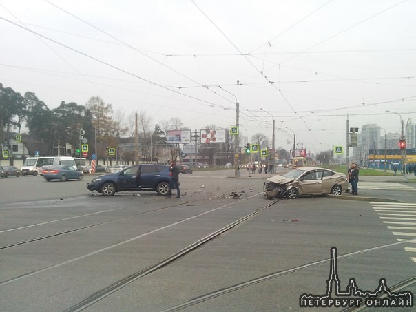 Мурано и Солярис устроили ДТП на перекрестке Луначарского и Выборгского шоссе,