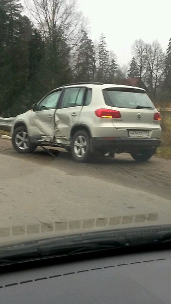 ДТП в посёлке Вырица.За рулём жёлтой машины,была,пьяная в хлам женщина.