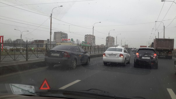 Пискаревский мост перед развязкой. В сторону Руставели. Перекрыто 2 полосы. Собирается пробка.