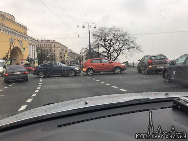 Перед Дворцовым мостом ДТП.