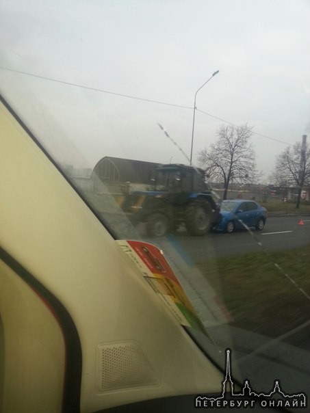 Logan атакавал трактор на Софийской ул. недалеко от Салова . . Пробки нет