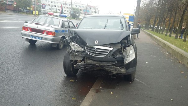 Среднеохтинский пр, средний ряд перед Пискаревским пр. Трое, буханка, Mercedes и фв