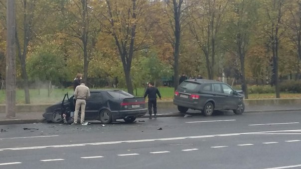 Среднеохтинский пр, средний ряд перед Пискаревским пр. Трое, буханка, Mercedes и фв