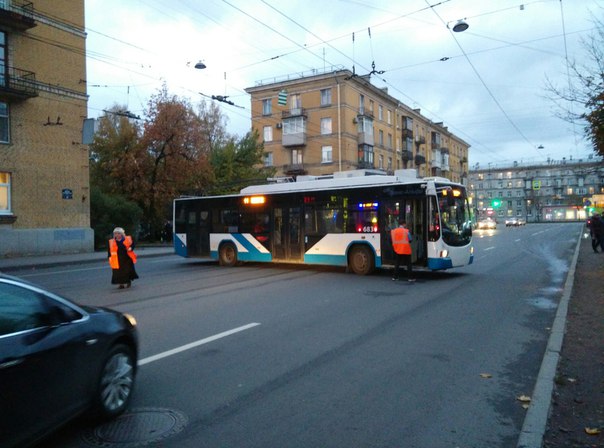 В ночь с пятницы  на субботу  на пересечении Малого пр. и 7-ой линии В.О.