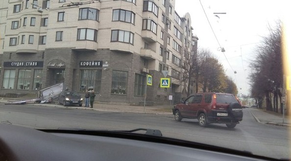 На пересечении ул.Савушкина и Шишмаревского. Немного мешают проезду к набережной.