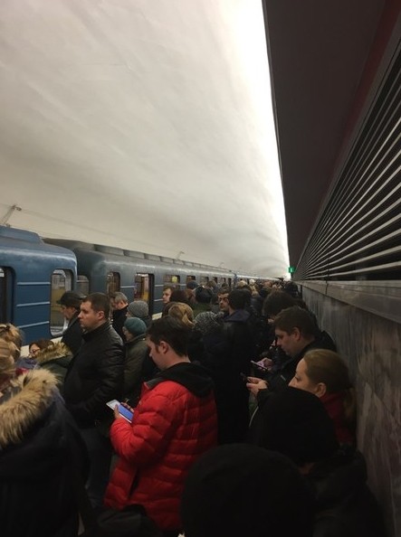 На Чернышевской всех вывели из поезда. Вроде сигнал пожара. Актуально на 20:22