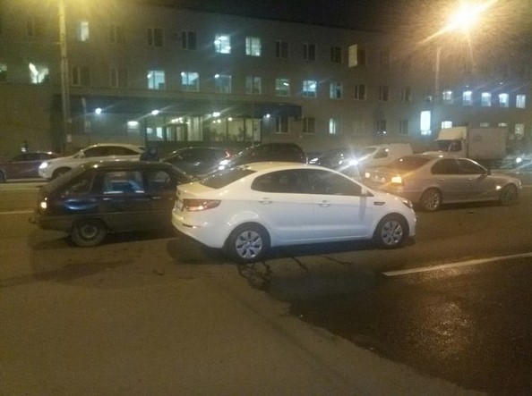 На Благодатной 71 в сторону Московского пр 2 машины остановились перед остановкой трамвая BMW, Kia...