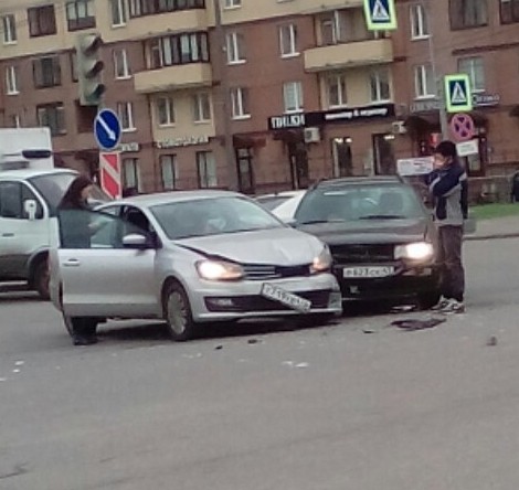 В 12:56 на перекрестке Яхтенной и Богатырского врезались 2 легковушки,никто не пострадал.