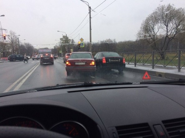 Петергофское шоссе привстало в сторону города почти до улицы Пионерстроя.