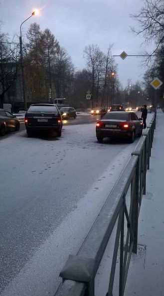 В Пушкине на Павловском шоссе ДТП на перекрёстке с Сапёрной после круга