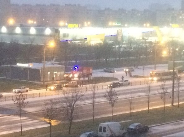 На Бухарестской продолжение.Столкнулись на том же месте ещё три машины.приехали пожарные.