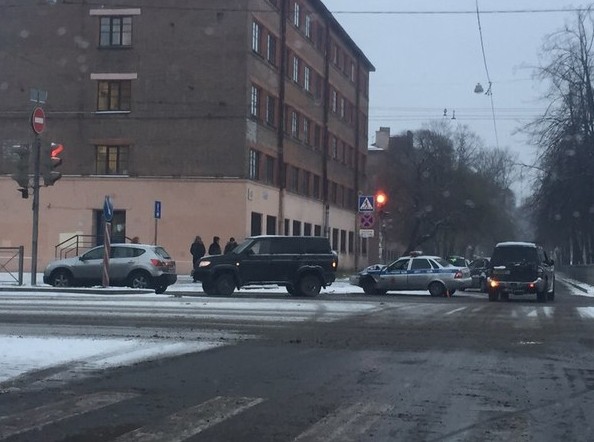 На пересечении Кантемировской и Харченко столкнулись 3 машины, включая Приору ДПС