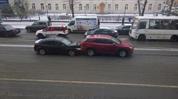 ДТП Загородном 47 в сторону техноложки. Все живы. Kia Не успел затормозить на перекрестке