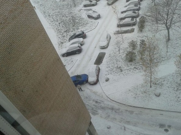 ДТП во дворе Российский пр.14. Под снегом на повороте оказался голый лед. Аккуратно, товарищи!