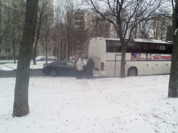 На Олеко Дундича Mazda обидела стоящий автобус.