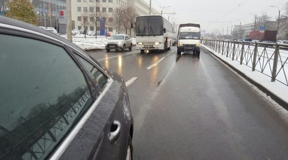 Автобус и ГАЗель. Два ряда в сторону центра точка ДПС нет, пробка уже приличная.