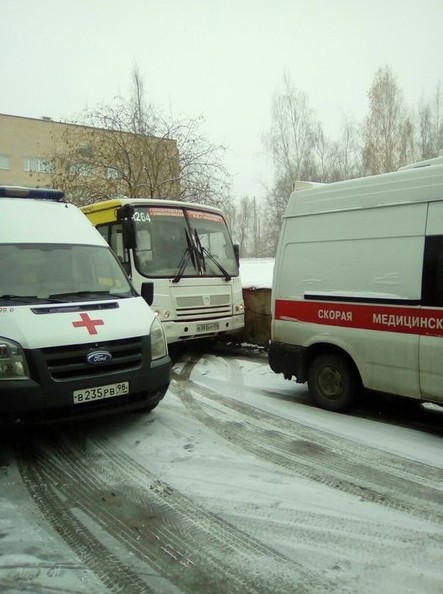 Сегодня в 10.50 на территорию Александровской больницы заехала маршрутка 264к с пассажирами в салоне...