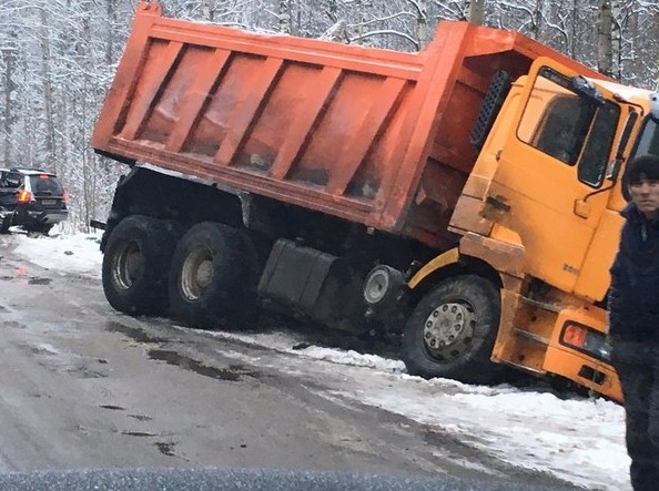 Самосвал и Volvo недалеко от Вырицы. Ну что ж, день жестянщика продолжается.