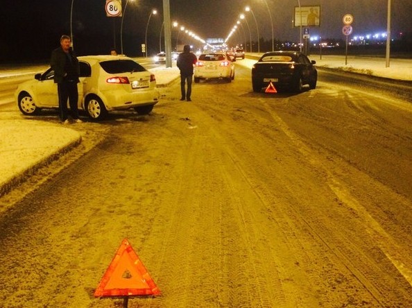 Авария на пулковском в сторону аэропорта, водила Chevrolet пошел на разворот под знак "только прямо", ...