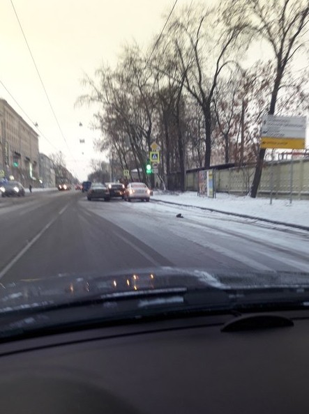 На перекрёстке обуховской обороны и проспекте Елизарова, перекрыли две полосы, объезжаем по трамвайн...