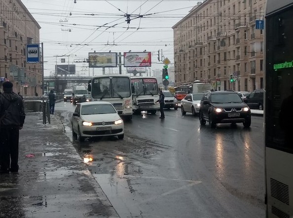 Перекресток Ивановской и Бабушкина. 29 и 11 маршрутки. Только что