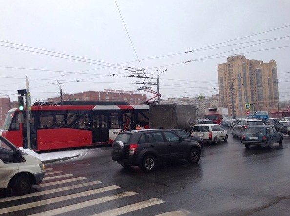ДТП на пересечении Бухарестской и Фучика, на этот раз дорогу не поделили трамвай и ГАЗель. Трамваи с...