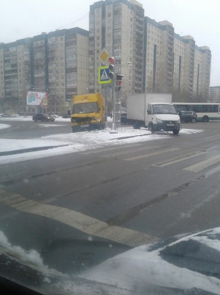 ДТП на перекрёстке Сизова и Парашютная.