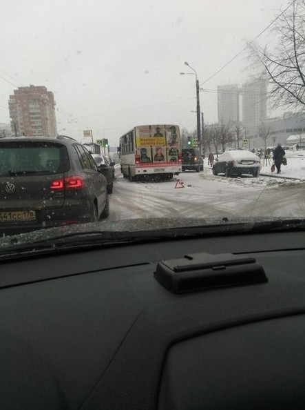 На ул.Димитрова в сторону Бухарестской, на пешеходном переходе(загребский бульвар) маршрутка и ленд ...