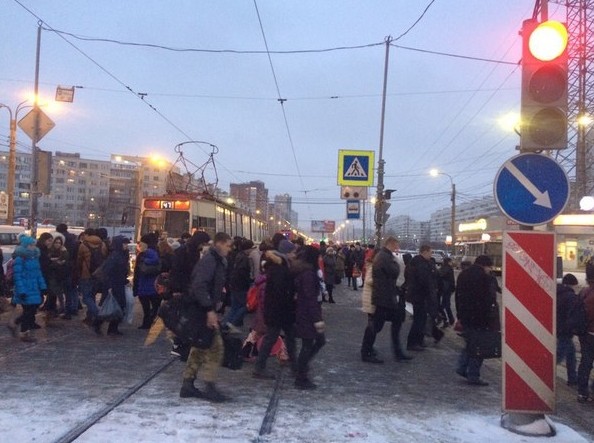 У метро Пионерская трамвай перекрыл Коломяжский проспект , столкнулись с маршруткой.