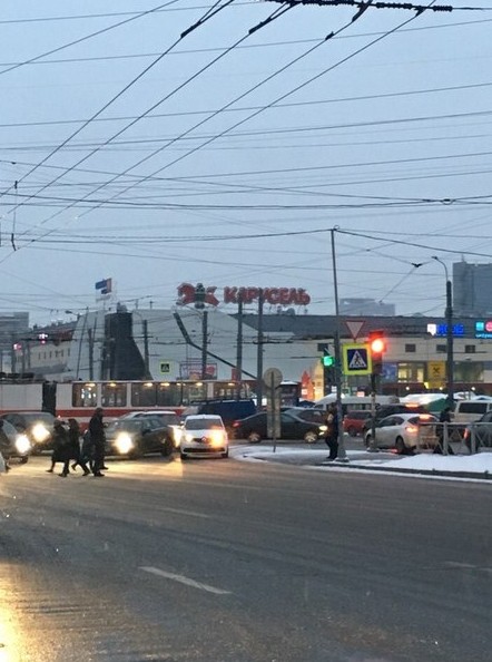У метро Пионерская трамвай перекрыл Коломяжский проспект , столкнулись с маршруткой.