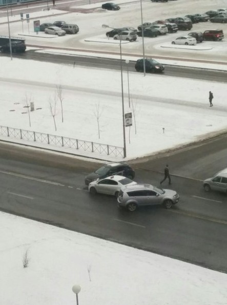 Адмирала Трибуца, въезд в Жемчужную плазу. Гудок и звук удара... время 11:10 Затрудняют въезд/выезд.