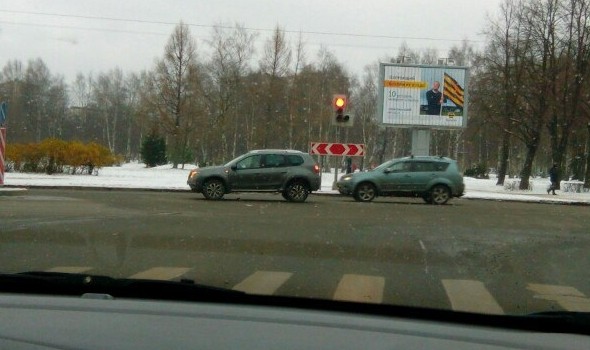 На перекрестке Пискаревского и Большеохтинского Nissanу снесли правую сторону,виновник уехал.Проезду...