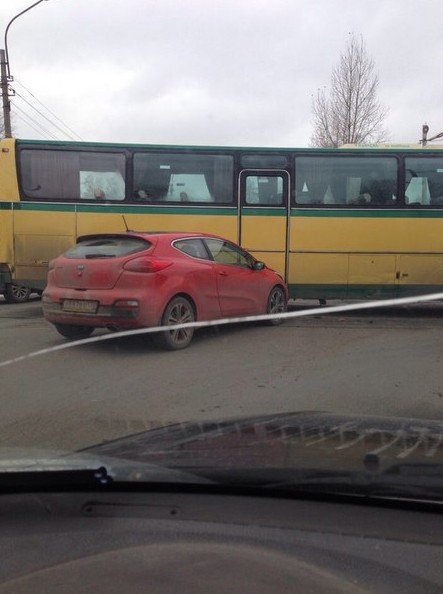 Приморское шоссе на переезде в Ольгино автобус и легковушка Заняли оба ряда объезд слева по обочине