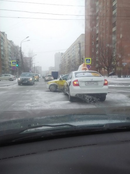 Таксисты борются за клиентов на пересечении Ленской с Наставников,