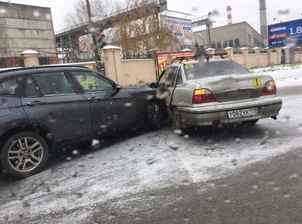 Пересечение Боровой и Рыбинской BMW подбил начинающего Нексиявода