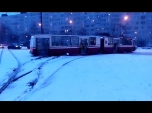 При выезде с конечной станции, На пересечении Солидарности и Подвойского, где мини окей, трамвай сош...