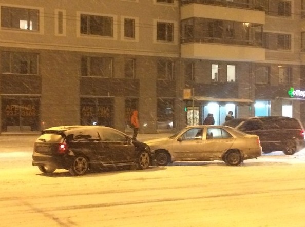 ДТП на проспекте Медиков возле Кантемировского моста. 2 машины, служб нет. Занят крайний левый ряд.