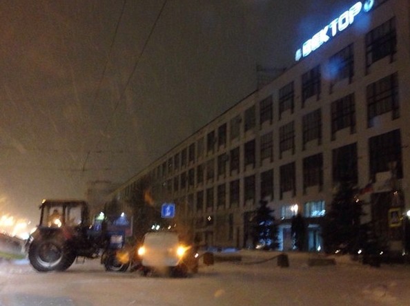 На Кантемировской улице у дома 9 (около Вектора) трактор пырнул ковшом машину в бок. Видимо кто-то и...